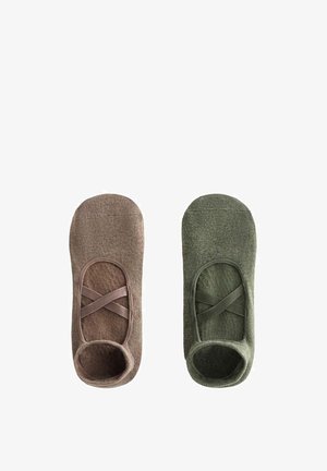 Pár nízkých ponožek hnědé a zelené barvy s křížovými elastickými pásky přes otvor pro chodidlo, navržených pro těsný fit.