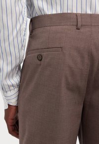 Michael Kors LIGHT TRAVEL PANT - Ülikonnapüksid - frosted brown