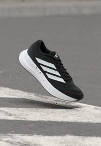 Επιλέχθηκε, core black/footwear white/carbon