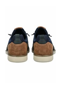 Scarpe in suede e pelle blu navy e marrone con suola chiara; presentano un retro texture e un design minimalista con linguette per il sollevamento.
