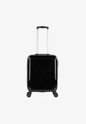 Maleta rígida negra con acabado brillante, asa extensible plateada, cuatro ruedas giratorias y un zipper lateral para un cierre seguro.