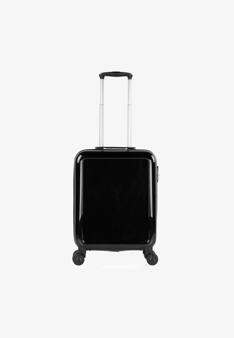 Maleta rígida negra con acabado brillante, asa extensible plateada, cuatro ruedas giratorias y un zipper lateral para un cierre seguro.