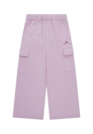 Fliederfarbene Hose mit weitem Bein, elastischem Bund, zwei Cargotaschen mit Klappen und kleinem gesticktem Jumpman-Logo auf der rechten Seite.