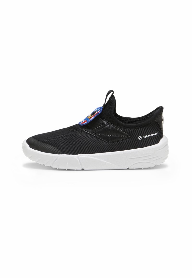 Fekete slip-on cipők texturált felsőrésszel, fehér talppal és színes logóval. Húzófüllel a könnyű felhúzás érdekében.