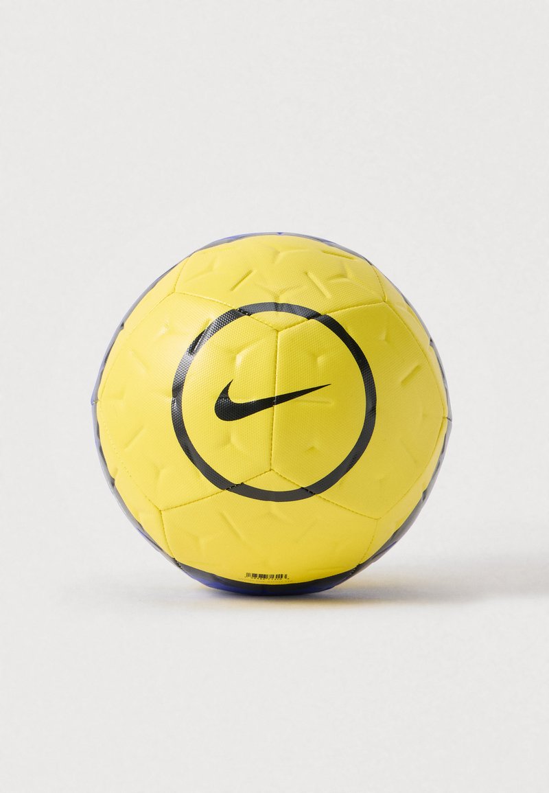 Nike jalgpall eristub helekollase tekstureeritud pinnaga, millel on must ringikujuline logo, tõstetud kuusnurkne muster ja lilla äär.