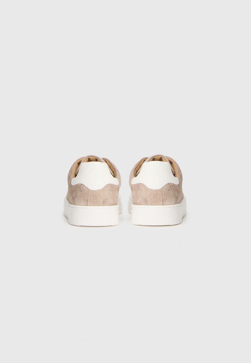 Wildledersneaker mit beigem Obermaterial, weißer Gummisohle und einem dezenten geprägten Design an der Ferse. Runde Schnürsenkel und gepolsterter Knöchelkragen.