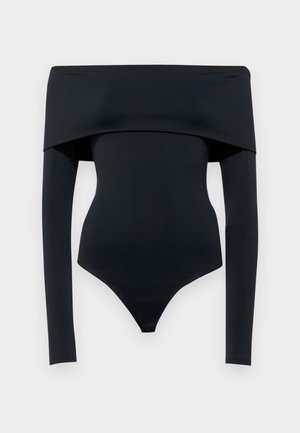 Sort off-the-shoulder bodysuit med lange ærmer, lavet af glat strækstof; har en thong-skæring i bunden og minimale sømme.