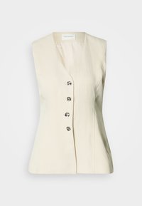 Αμάνικο κρεμ γιλέκο κατασκευασμένο από υφή υφάσματος, με λαιμόκοψη σε σχήμα V και τέσσερα ασημί κουμπιά κατά μήκος του μπροστινού μέρους.