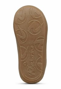 Suola di scarpa in gomma, colore tan, caratterizzata da un texture con motivi circolari e ondulati. Presenta l'impronta del logo e un bordo uniforme.