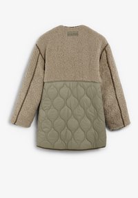 Abrigo beige de manga larga con la parte baja trasera de nailon acolchado y la parte superior trasera y mangas de forro polar suave y texturizado, etiquetado como Scalpers.