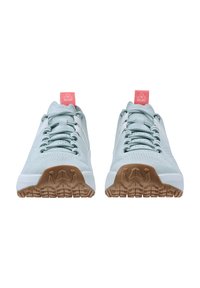 Scarpe da ginnastica azzurro chiaro con tomaia testurizzata, intersuola bianca e suola in gomma marrone. Presenta un'etichetta rosa di accento sul tallone e i lacci.