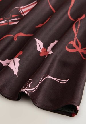 Satinstoff mit dunklem Hintergrund, verziert mit Mustern aus pinken und roten Stechpalmen und Bändern; glatte Textur mit leichtem Glanz.