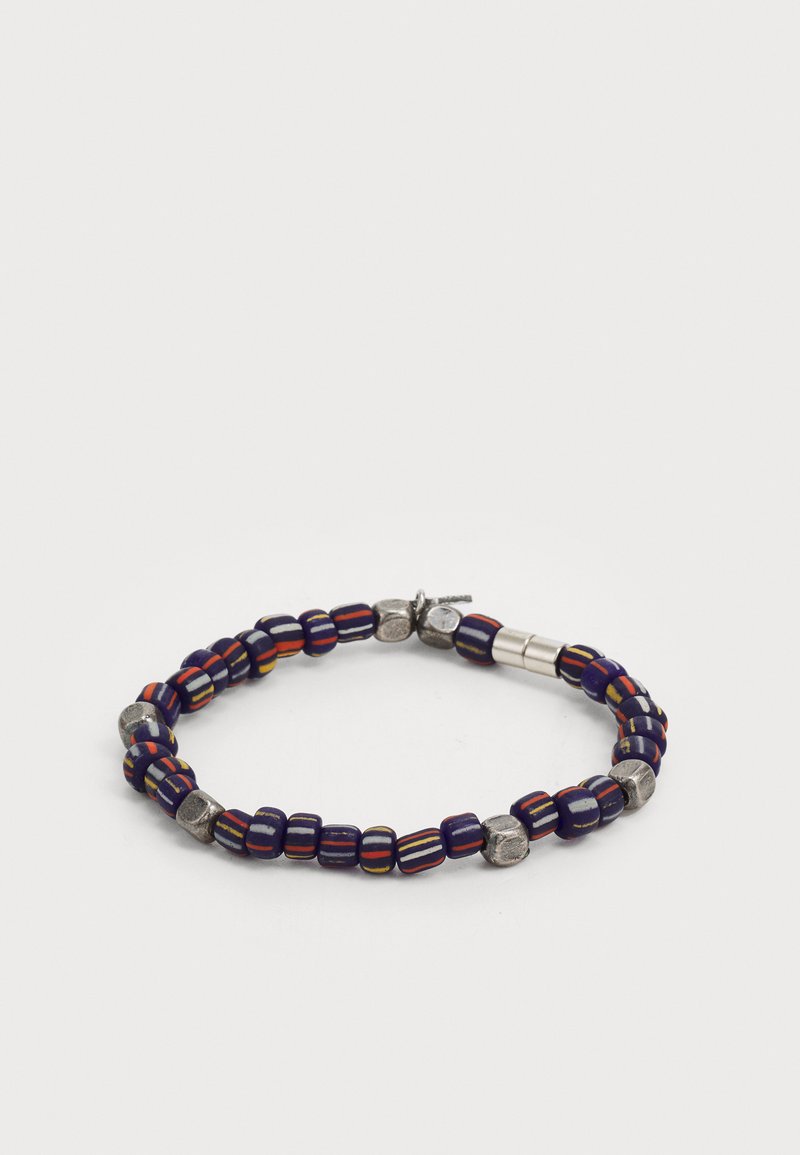 Bracelet en perles avec des perles rayées bleu marine, orange et jaune, agrémentées de détails métalliques. Les variations de perles lisses et texturées ajoutent un intérêt visuel.