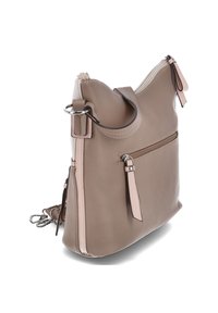 Bolso cruzado de cuero beige con parte superior curva, bolsillo delantero con cremallera y acentos rosas en contraste. Presenta una correa desmontable y una textura suave.