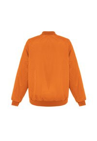 Oranje bomberjack met een geribbelde kraag en elastische manchetten. De textuur van de stof heeft een gladde afwerking en een ontspannen pasvorm.