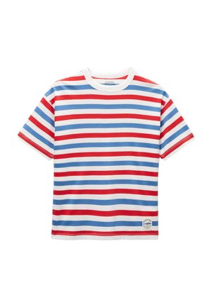 T-shirt à manches courtes avec des rayures horizontales rouges, blanches et bleues et une petite étiquette près de l'ourlet inférieur sur un fond blanc.