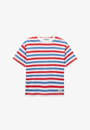 T-shirt à manches courtes avec des rayures horizontales rouges, blanches et bleues et une petite étiquette près de l'ourlet inférieur sur un fond blanc.