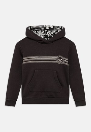 Sweat à capuche noir avec des rayures horizontales blanches et un logo circulaire sur la poitrine, poche avant kangourou, et doublure de capuche noire et blanche à motifs.