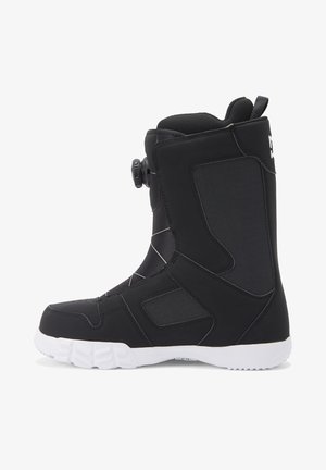 Schwarzer Snowboardstiefel mit strukturiertem Obermaterial, Seitenpanels und einer weißen Gummisohle. Verfügt über einen Drehverschluss zum Festziehen und eine Zuglasche.