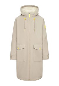 Manteau imperméable beige avec une capuche, fermeture éclair à l'avant, accents jaunes, deux poches extérieures et doublure douce au toucher.