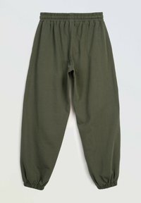 Oliwkowe spodnie dresowe z elastycznym paskiem w talii i mankietami, luźny krój, leżące na białym tle.