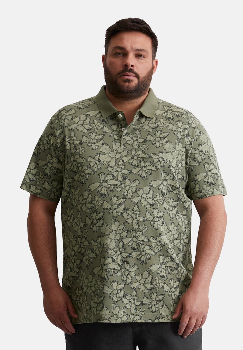 Grünes, floral gemustertes Poloshirt mit Kragen, kurzen Ärmeln und einem weichen, strukturierten Stoff. Es weist ein sich wiederholendes Blumenmuster in dunkleren Farbtönen auf.