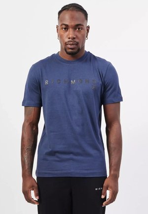 T-shirt in cotone blu navy con collo a giro, maniche corte e la parola "RICHMOND" in lettere nere in grassetto sul petto.