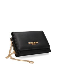 Portafoglio in eco-pelle nero con logo dorato, chiusura con zip e tracolla a catena. Presenta una texture liscia e un design minimalista.
