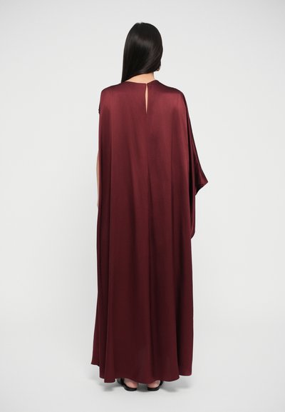 Burgundy, satenist kleit, millel on võtmeaugu tagaosa, voolav disain ja lühikesed varrukad, ulatub pahkluu pikkusesse, sile tekstuur.