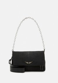 Schwarze Handtasche mit strukturiertem Schlangenprint, silberner Kettenriemen und zwei Reißverschlussfächern. Auf der Vorderseite befindet sich ein metallisches Logo-Akzent.