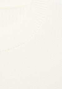 Suéter blanco de punto con un escote acanalado, que presenta una textura suave y un patrón sutil. Vista en primer plano del detalle de la tela.