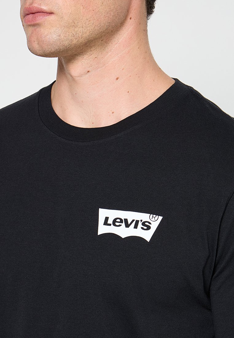 Czarna bawełniana koszulka z białym logo Levi's na lewej piersi. Okrągły dekolt, krótkie rękawy, gładka tekstura.