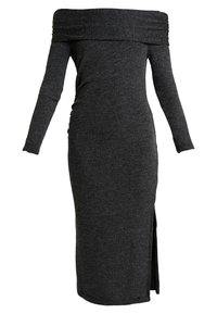 Robe grise à manches longues et épaules nues avec une silhouette ajustée, fabriquée en tissu tricot doux ; présente une fente sur le côté pour faciliter le mouvement.