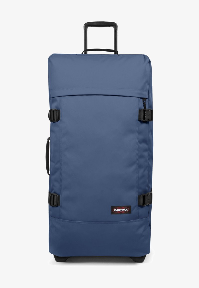 Blaue Reisetasche aus Stoff mit teleskopischem Griff, Schnallen und einer Fronttasche. Sie verfügt über eine robuste Basis und das Eastpak-Logo auf der Vorderseite.