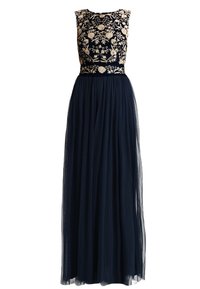 Marinblå kvällsklänning med broderad blus av blommor, ärmös design och en flödande tyllkjol som når golvet.