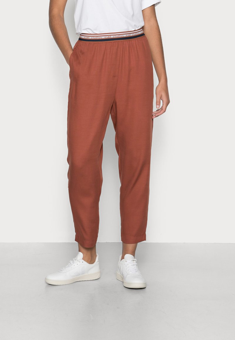esmé studios HENA 7/8 INSEAM CARROT SHAPED PANTS - Calças - sequoia