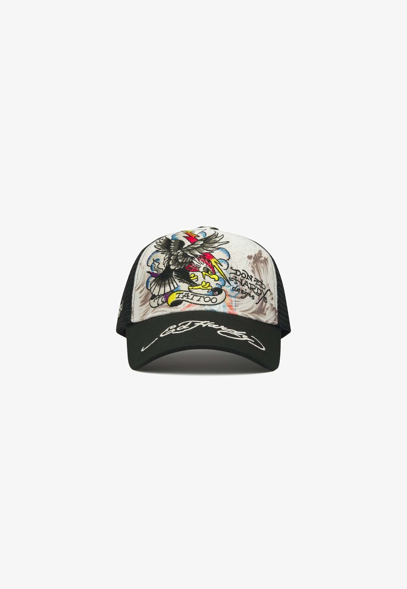 Gorra de béisbol con gráfico de águila estilo tatuaje, relámpagos coloridos y texto "Don Ed Hardy de Bans" en el frente, parte trasera de malla negra y firma blanca en la visera.
