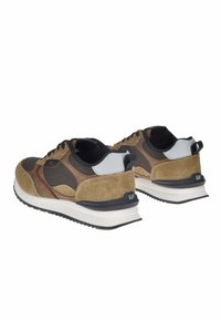 Sneaker marroni e beige realizzati in camoscio e rete, con lacci neri, dettagli bianchi, suola ammortizzata e logo "GAP" sul tallone.