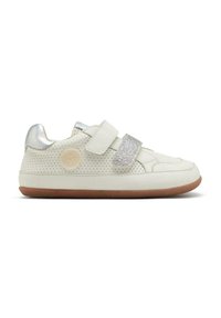 Zapatilla blanca con cuero perforado, acentos plateados y dos correas de Velcro. Presenta una suela texturizada y un logo circular en el lado.
