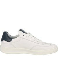 Weiße Leder-Sneaker mit abgerundetem Zehenbereich, tonalem Nähen und kontrastierendem marineblauen Fersenbereich. Verfügt über flache Schnürsenkel und eine gepolsterte Sohle.