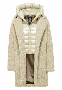 Cappotto esterno beige e soffice con finitura testurizzata, presenta una giacca interna lucida, trapuntata e con zip, dotata di cappuccio. Maniche a lunghezza piena.