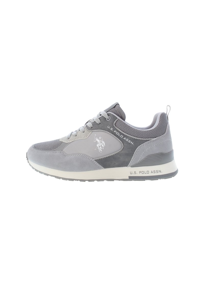 Sneaker atletica grigia con una combinazione di materiali in suede e mesh, punta rotonda, chiusura con lacci, collo imbottito e dettaglio del logo sul lato.