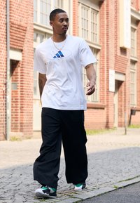 adidas Performance LOGO TEE - Trükipildiga T-särk - white