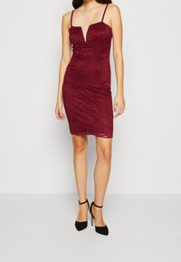 WAL G. Koktejlové šaty / šaty na párty - berry