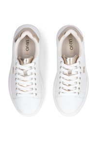 Zapatillas blancas con detalles metálicos en dorado en la lengüeta y el talón, cordones blancos y la marca "LIU·JO" en el interior y en el lateral.
