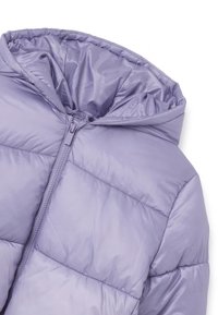 Chaqueta acolchada en lavanda clara, con capucha, cierre de cremallera y diseño acolchado con costuras y textura visibles.