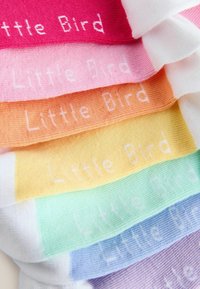 Bavlnené ponožky s prechodom farieb v odtieňoch ružovej, oranžovej, žltej, zelenej a levanduľovej, s nápisom "Little Bird" tkaným v bielej farbe.