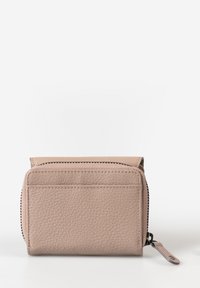 Portafoglio in pelle di morbido rosa. Presenta una superficie texturizzata, chiusura con zip e uno slot per carte sul fronte. Design compatto e rettangolare.