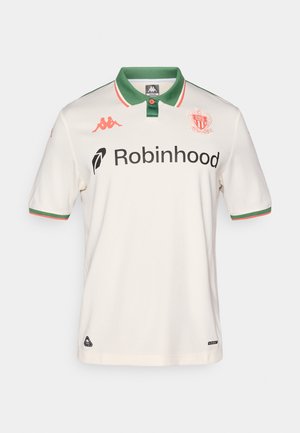 Weißes Sporttrikot mit grünen und roten Akzenten, kurzen Ärmeln, einem Kragen und Sponsorlogos auf der Vorderseite. Strukturierter Stoff.