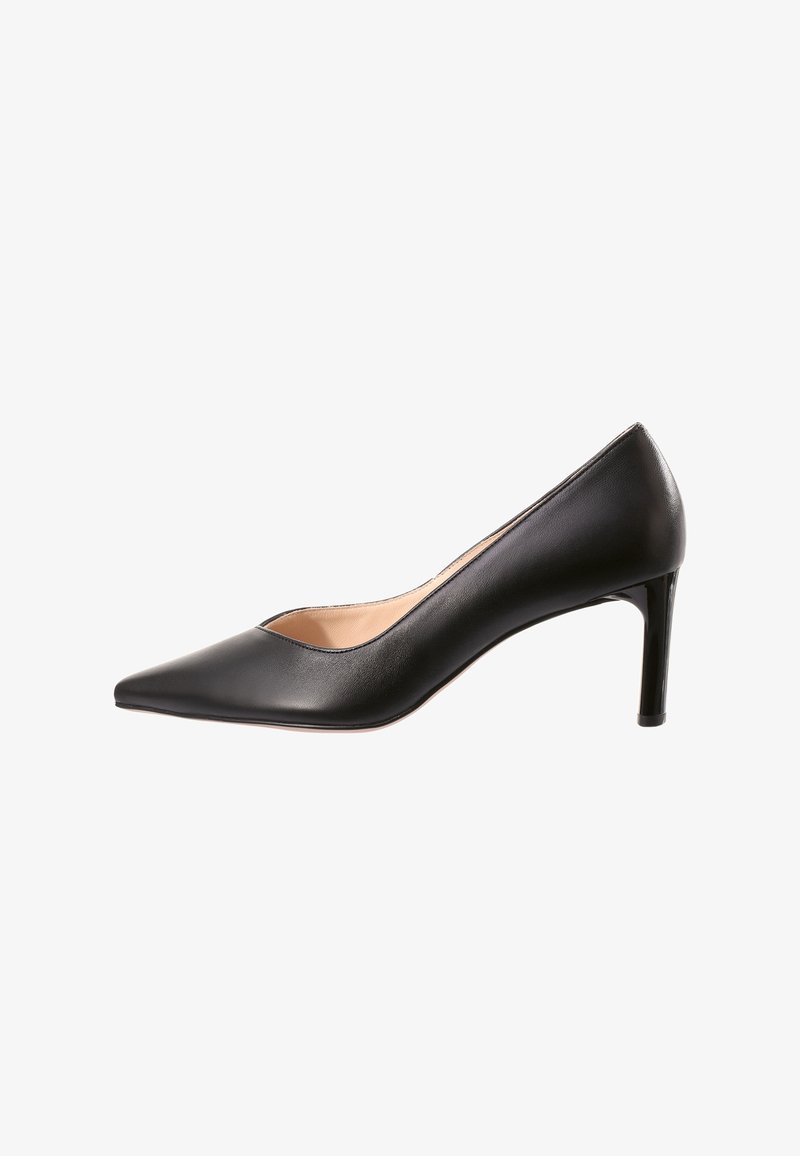 Chaussure à talon haut en cuir noir à bout pointu avec un talon aiguille fin de hauteur moyenne et une doublure intérieure beige.